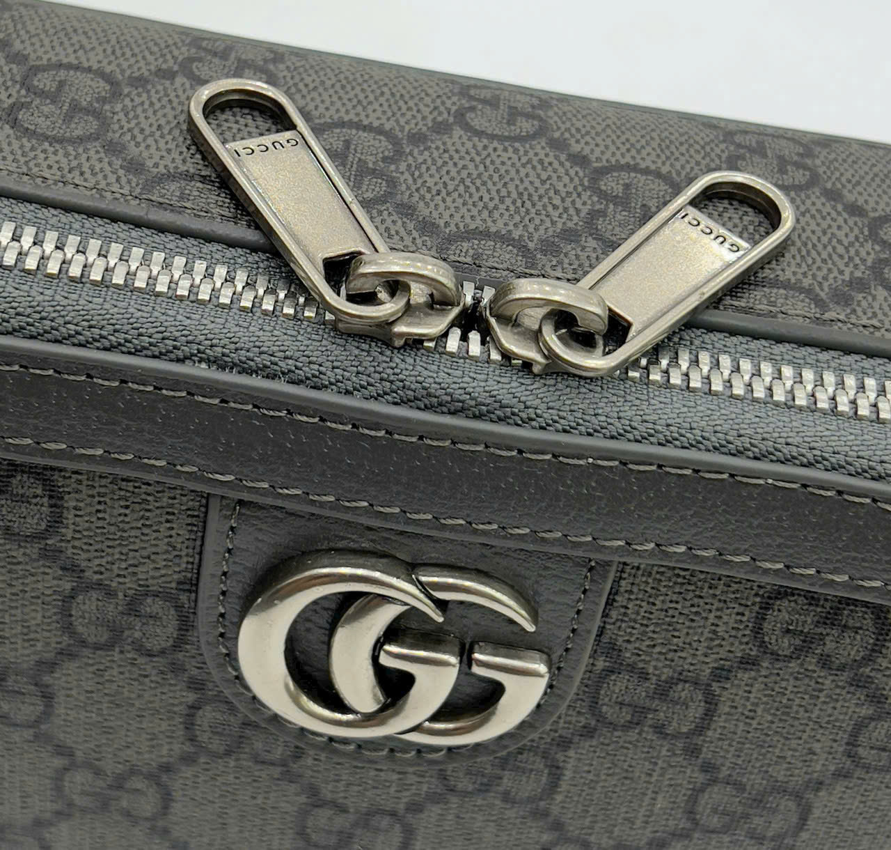 Túi hộp đeo chéo Gucci GC Xám họa tiết monogram logo GG tag kim loại Bạc size 23x7.5x14.5cm Like Auth on web fullbox bill thẻ PLD